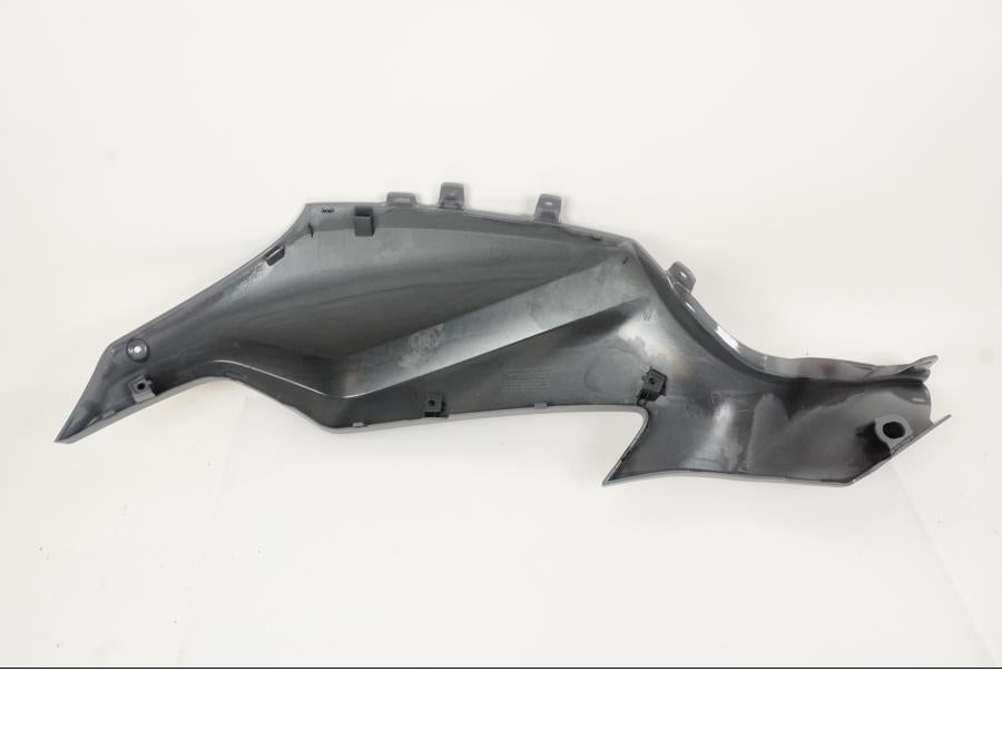 Vänster sida på Bensintankskåpa från en Yamaha MT-07 -2017 motorcykel.