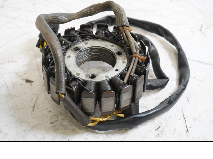 Framsidan på Generator från en Suzuki GS 500 -2004 motorcykel.