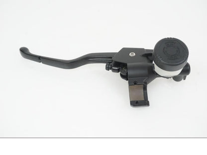 Framsidan på Kopplingshuvudcylinder från en BMW HP2 Megamoto -2006 motorcykel.