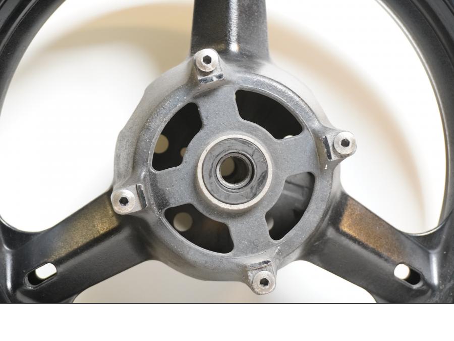 Baksidan på Fälg från en Suzuki DL 1000 -2004 motorcykel.