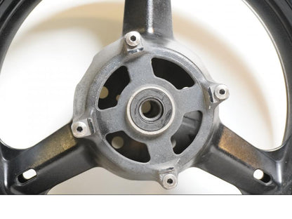 Baksidan på Fälg från en Suzuki DL 1000 -2004 motorcykel.