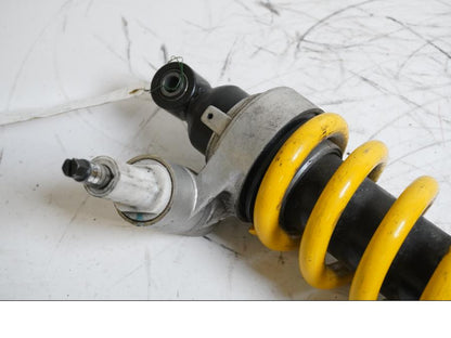 Baksidan på Stötdämpare från en Triumph Sprint RS -2004 motorcykel.