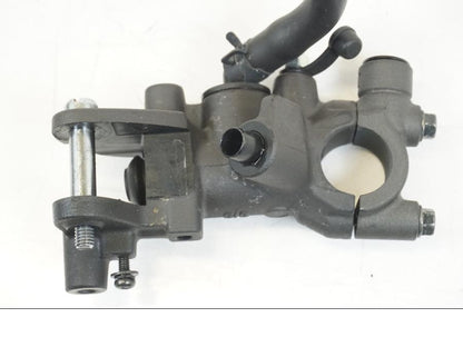 Snett uppifrån på Bromshuvudcylinder från en Yamaha MT-09 -2021 motorcykel.