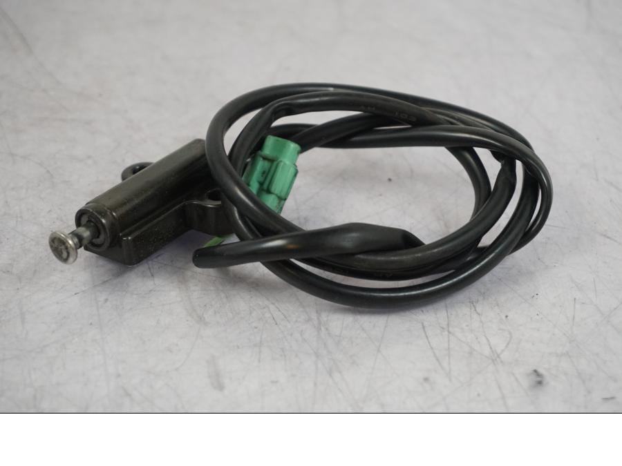 Framsidan på Sidostödsbrytare från en Suzuki VZ 800 -2000 motorcykel.