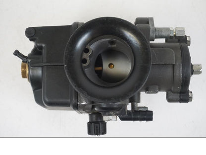 Snett nerifrån på Förgasare från en Aprilia RS 125 -2008 motorcykel.