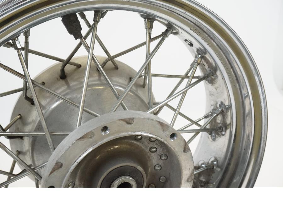 Vänster sida på Fälg från en Yamaha XVS 1100 -2003 motorcykel.