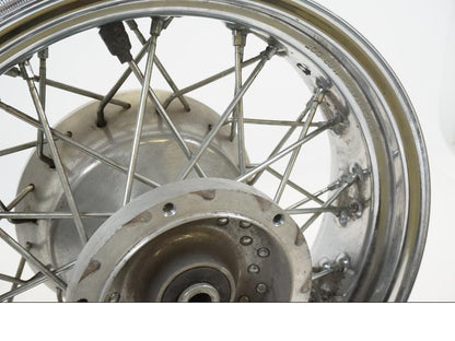 Vänster sida på Fälg från en Yamaha XVS 1100 -2003 motorcykel.