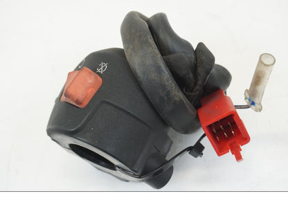 Snett uppifrån på Styrelreglage från en Honda CB 750 -2002 motorcykel.