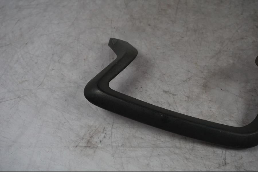 Höger sida på Passagerarhandtag från en Triumph Tiger Explorer -2016 motorcykel.