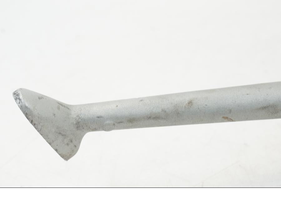 Snett nerifrån på Sidostöd från en Triumph Speed Triple -2021 motorcykel.