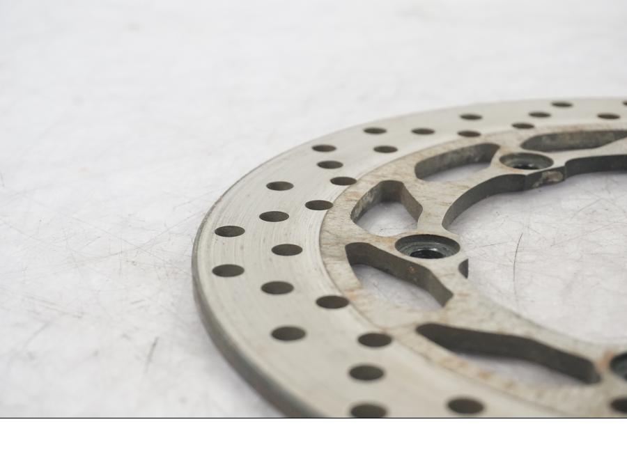 Vänster sida på Bromsskiva från en Yamaha MT-01 -2009 motorcykel.