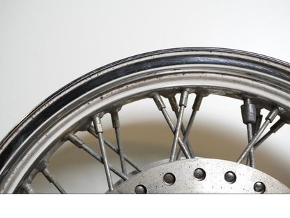 Snett uppifrån på Fälg från en Honda VT 600 C -1996 motorcykel.