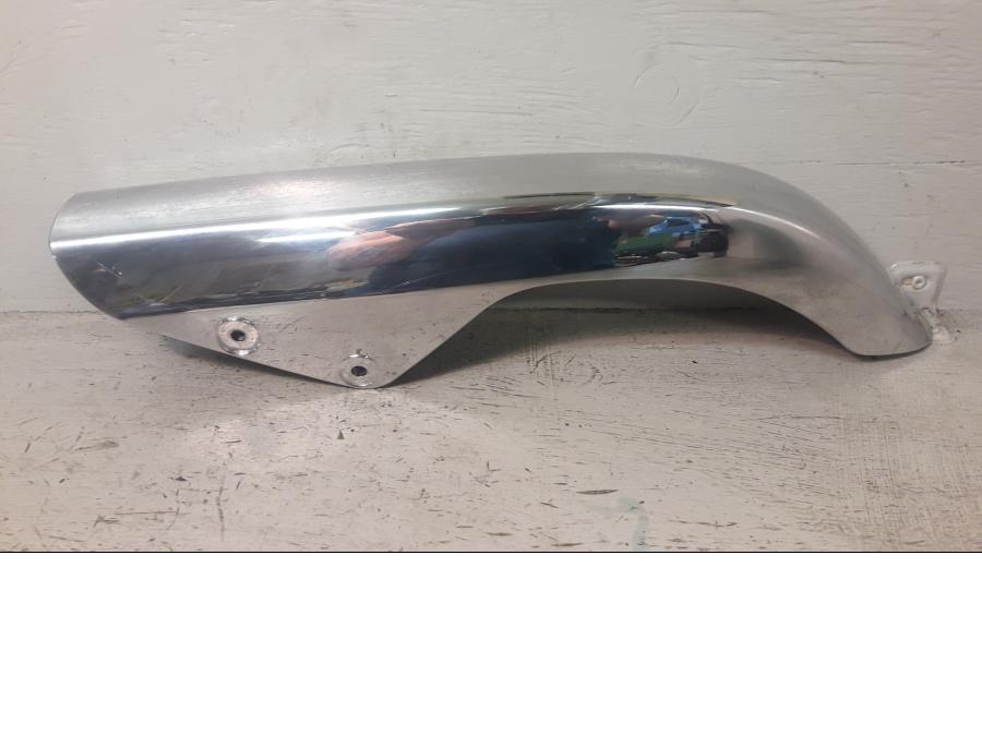 Framsidan på Kedjeskydd från en Kawasaki VN 900 -2007 motorcykel.
