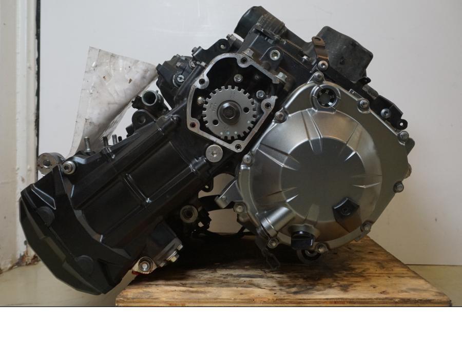 Snett nerifrån på Motor från en Kawasaki Z 900 -2017 motorcykel.