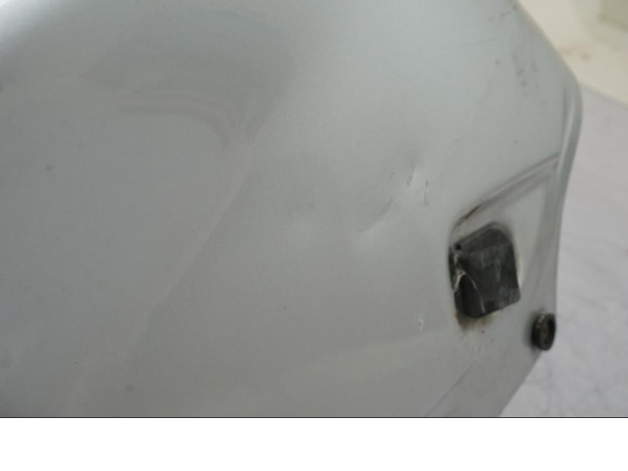 Baksidan på Bensintank från en BMW R 850 R -2004 motorcykel.