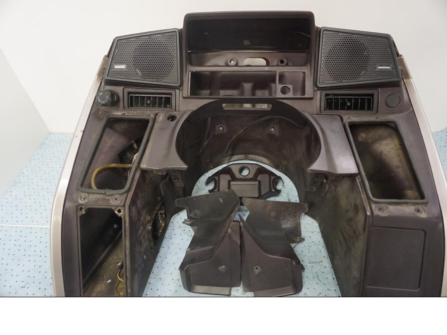 Vänster sida på Toppkåpa från en Honda GL 1200 -1987 motorcykel.