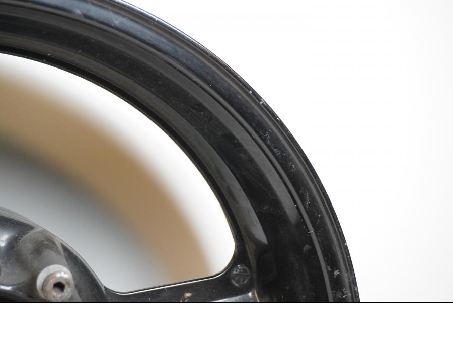 Vänster sida på Fälg från en Honda CBR 1000 F -1993 motorcykel.