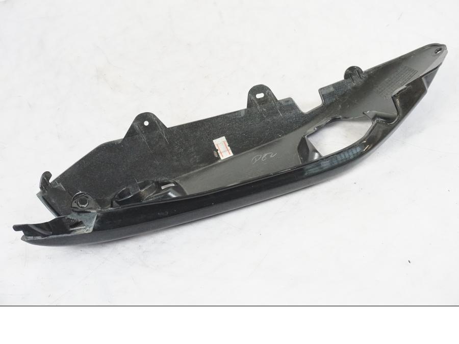 Snett uppifrån på Bakvinge från en Kawasaki ER-6N -2016 motorcykel.