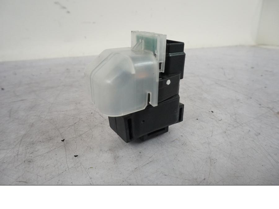 Vänster sida på Startrelä från en Triumph Bonneville T120 -2021 motorcykel.