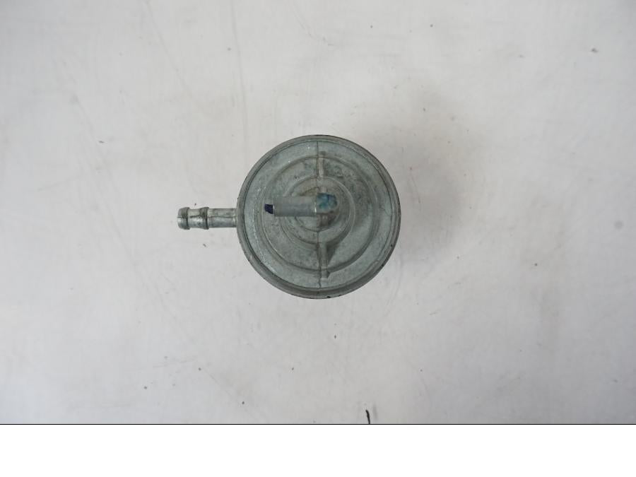 Vänster sida på Bensinkran från en Honda CBR 125 R -2006 motorcykel.