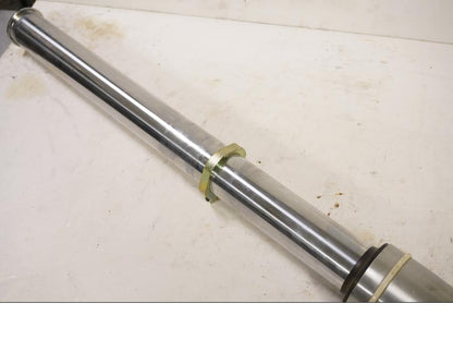 Höger sida på Gaffelben från en Suzuki VL 1500 -1998 motorcykel.