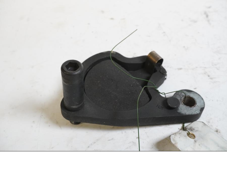 Framsidan på Bromsoksfäste från en H-D Dyna Super Glide FXD -1997 motorcykel.