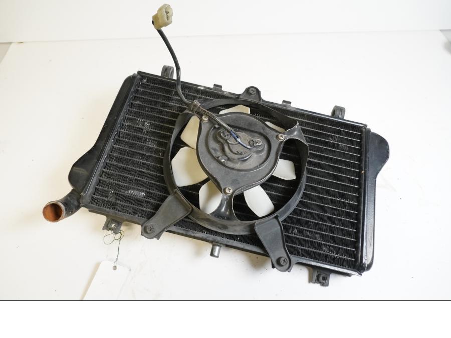 Framsidan på Vattenkyl från en Kawasaki ZXR 750 -1989 motorcykel.