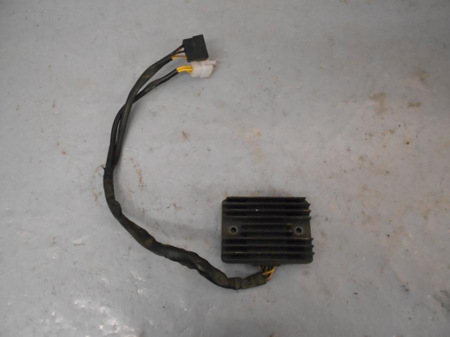 Baksidan på Likriktare från en Kawasaki VN 1600 Mean Streak -2007 motorcykel.