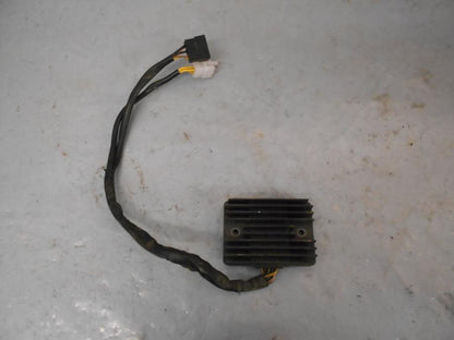 Baksidan på Likriktare från en Kawasaki VN 1600 Mean Streak -2007 motorcykel.