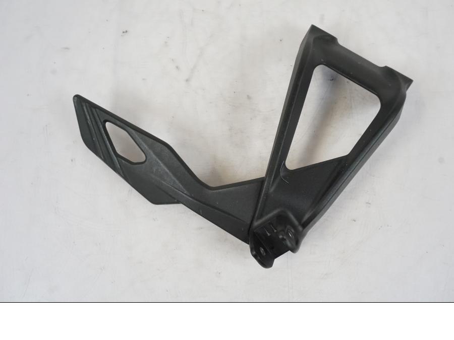 Framsidan på Fotpinnefäste från en KTM 1290 Super Duke -2019 motorcykel.