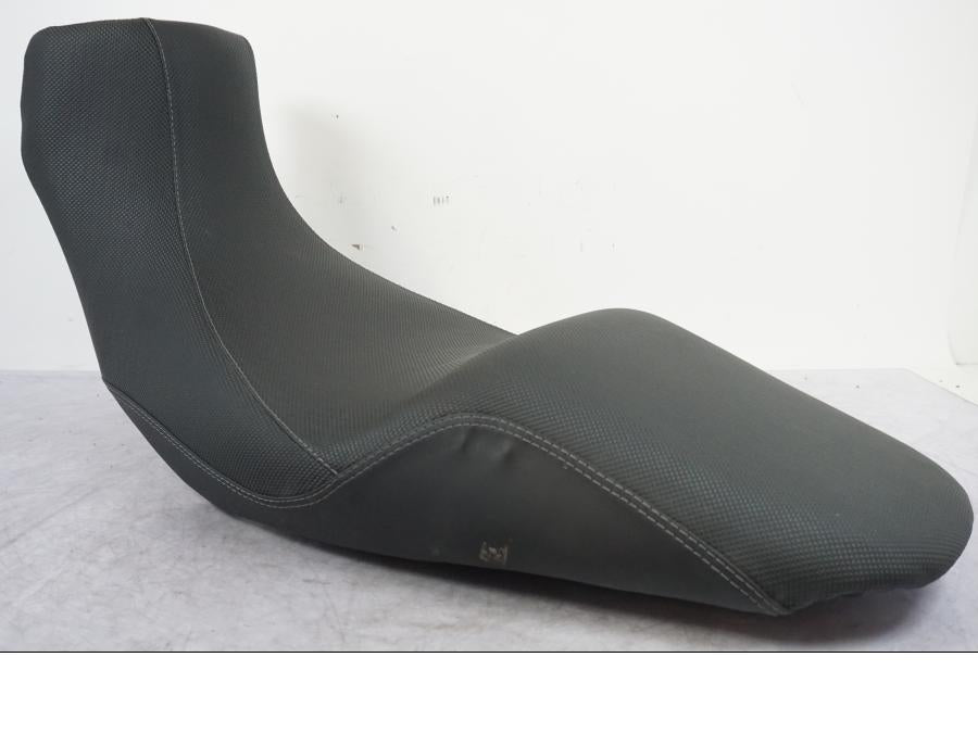 Snett nerifrån på Sadel från en Triumph Tiger -2009 motorcykel.