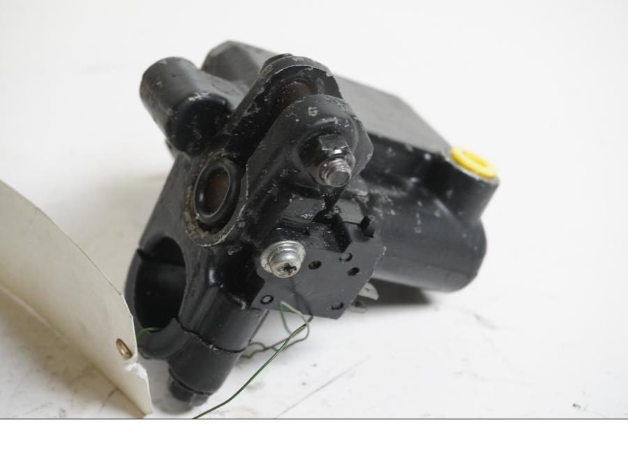 Vänster sida på Bromshuvudcylinder från en Hyosung GT 650 -2006 motorcykel.