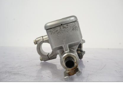 Snett nerifrån på Kopplingshuvudcylinder från en Honda VFR 750 -1994 motorcykel.