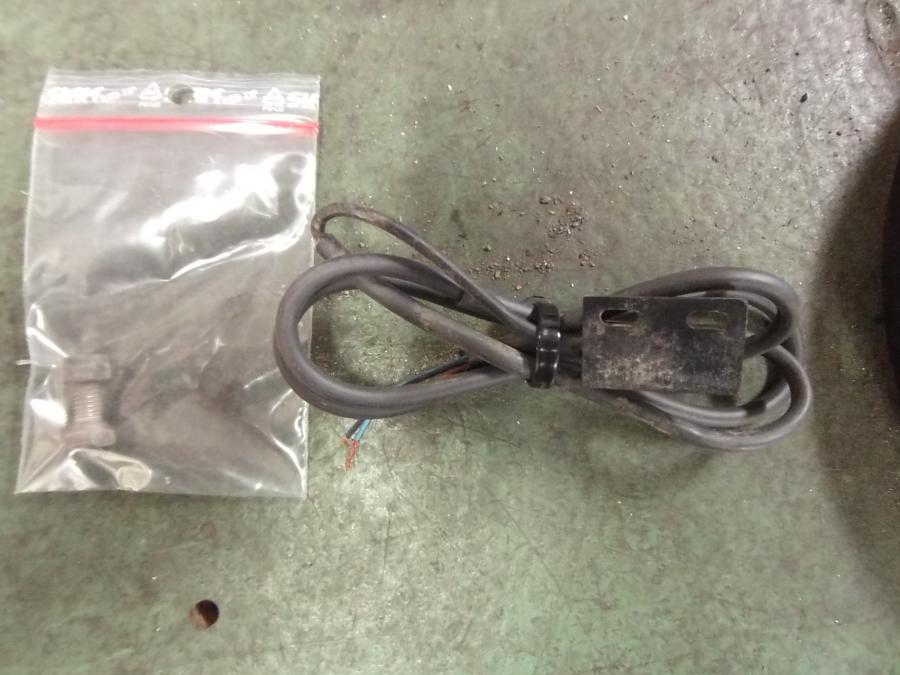 Vänster sida på Instrumentpanel från en Yamaha XJR 1300 -2002 motorcykel.