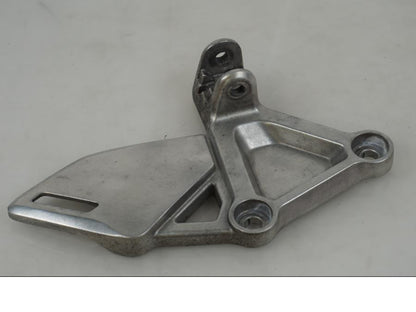 Baksidan på Fotpinnefäste från en Honda CB 650 R -2019 motorcykel.