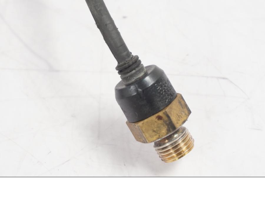 Snett nerifrån på Temperatursensor från en BMW R NineT -2017 motorcykel.