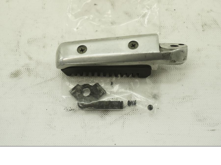 Baksidan på Fotpinne från en Suzuki DL 1000 -2005 motorcykel.