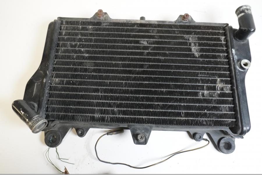 Framsidan på Vattenkyl från en Kawasaki GPZ 900 -1989 motorcykel.