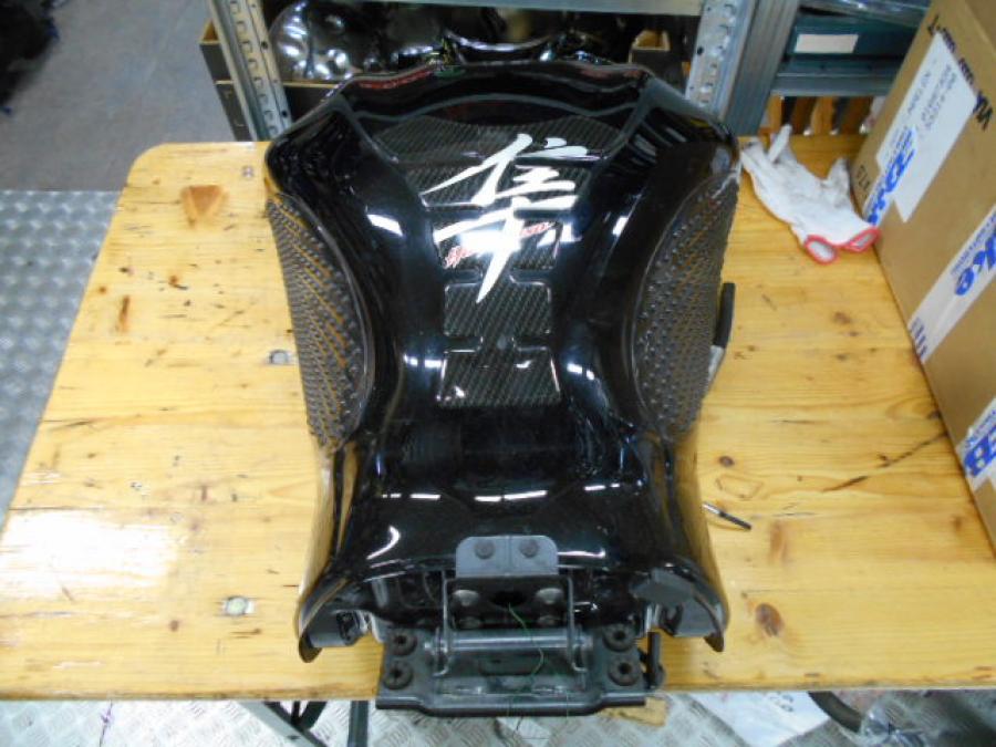 Vänster sida på Bensintank från en Suzuki GSX 1300 R -2009 motorcykel.