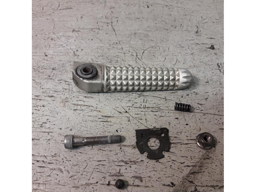 Framsidan på Fotpinne från en Yamaha YZF 1000 R1 -2003 motorcykel.