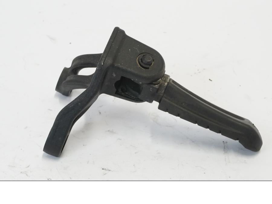 Snett uppifrån på Fotpinne från en KTM 690 Duke -2016 motorcykel.