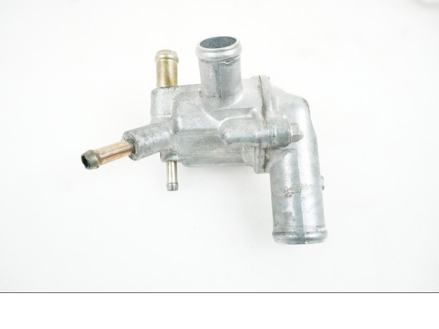 Framsidan på Vattentermostathus från en Honda VFR 800 -2005 motorcykel.