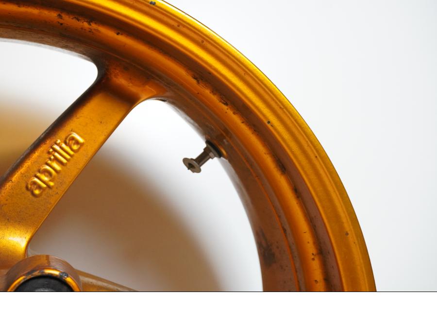 Extrabild6 på Fälg från en Aprilia SL 1000 Falco -2000 motorcykel.