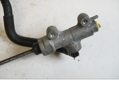 Baksidan på Bromshuvudcylinder från en Suzuki DL 1000 -2003 motorcykel.