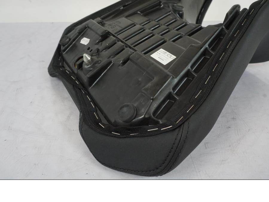 Extrabild2 på Sadel från en KTM 1290 Super Duke -2019 motorcykel.