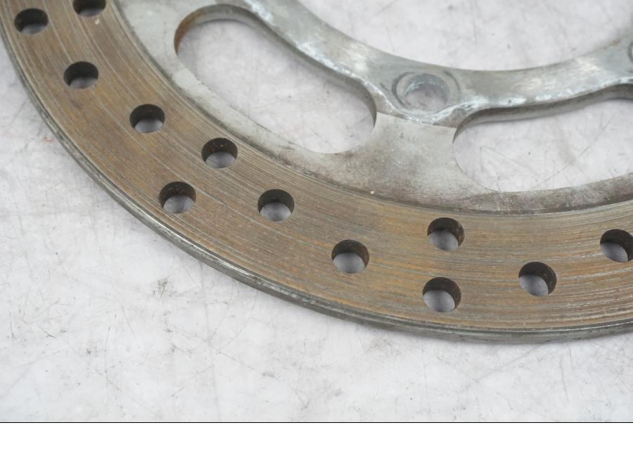 Baksidan på Bromsskiva från en Kawasaki VN 1500 Classic Tourer -2003 motorcykel.