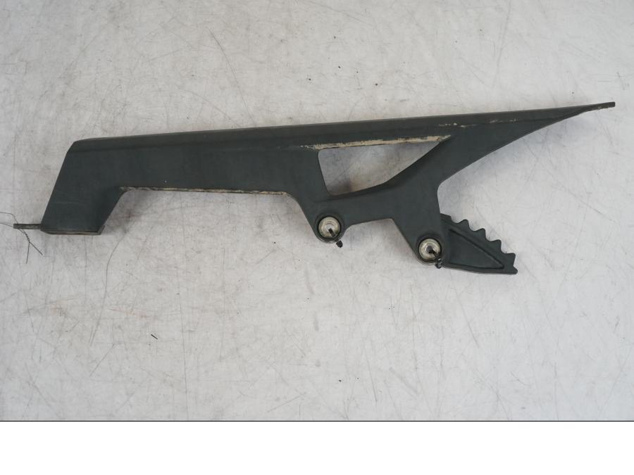 Framsidan på Kedjeskydd från en KTM 1290 Super Adventure R -2018 motorcykel.