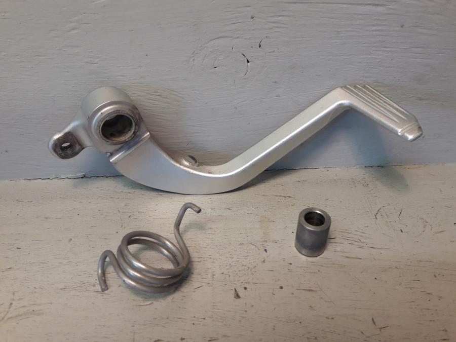 Framsidan på Bromspedal från en BMW K 1200 S -2008 motorcykel.