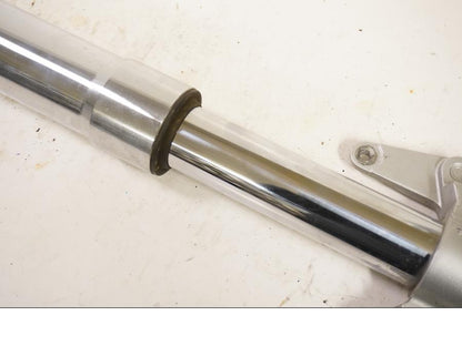 Höger sida på Gaffelben från en Suzuki VZ 800 -1997 motorcykel.