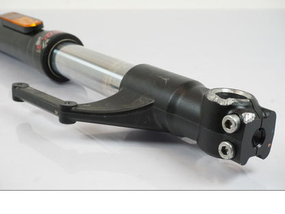 Höger sida på Gaffelben från en Triumph Trident -2021 motorcykel.